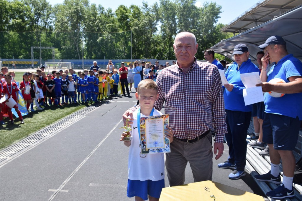 Александр ЛАЗАРЕВ награждает юных футболистов. Фото с сайта altay-academy.kz