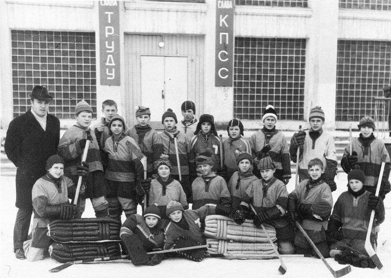 1971 год. СПУТНИК-3 (Усть-Каменогорск) Сергей ДАВЫДОВ (пятый справа во втором нижнем ряду). Фото из семейного архива.