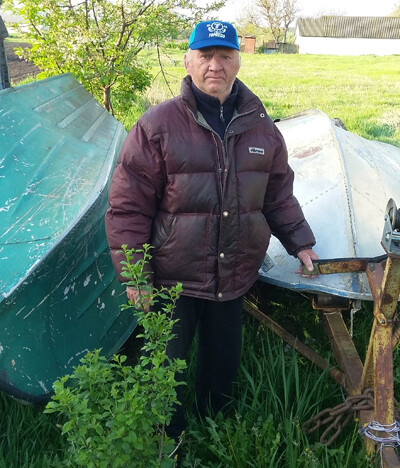 03.05.2017. Хрещятик, Черкасской области. Сергей ДАВЫДОВ со своим инвентарём для рыбалки. Фото автора 