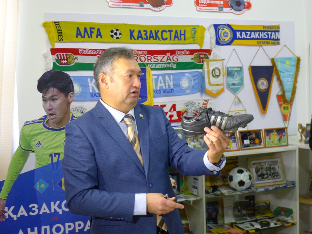 Станислав САРСЕКОВ на презентации новых экспонатов Музея казахстанского футбола. Фото Павла ЖУКОВА