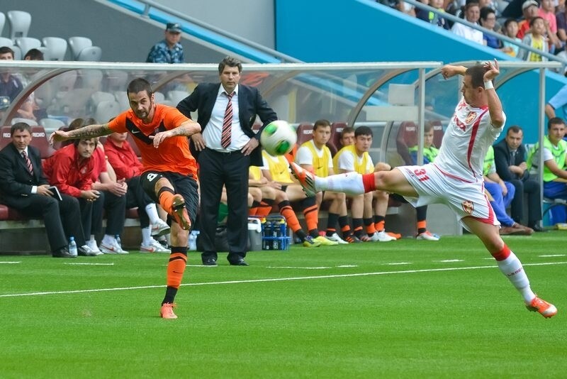 30.07.2013. Квалификация Лиги чемпионов. ШАХТЁР – СКЕНДЕРБЕУ 3:0. Наставник горняков Виктор КУМЫКОВ весь в игре. Фото пресс-службы ФК 