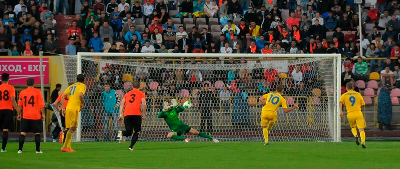 23.07.2013. Квалификация Лиги чемпионов. ШАХТЁР – БАТЭ 1:0. Александр МОКИН парирует одиннадцатиметровый удар. Фото ekaraganda.kz