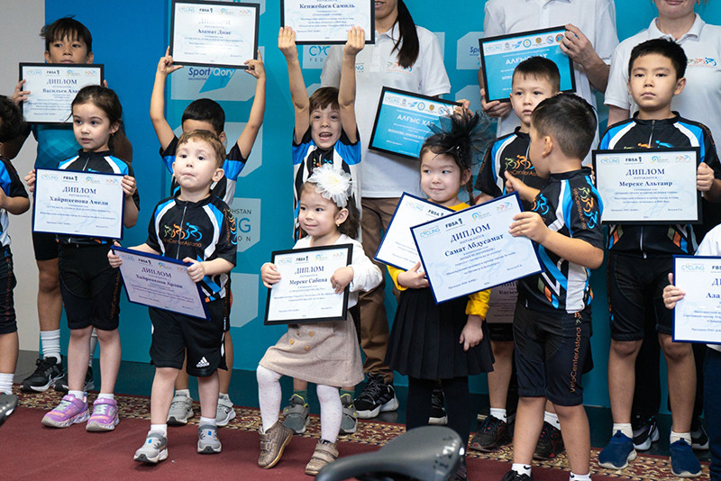Будущие чемпионы с дипломами КФВС. Фото пресс-службы федерации