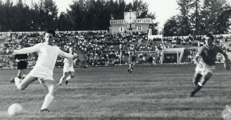 21.08.1966. ШАХТЁР (Караганда) – ИРТЫШ (Омск). На 25-й минуте Роберт АНТОРЯН открывает счет. Из архива юбиляра