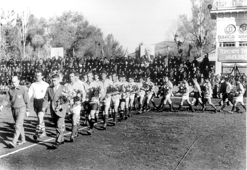 31.10.1957. КАЙРАТ (СССР) – ВПС (Финляндия) 4:0. Команды выходят на поле