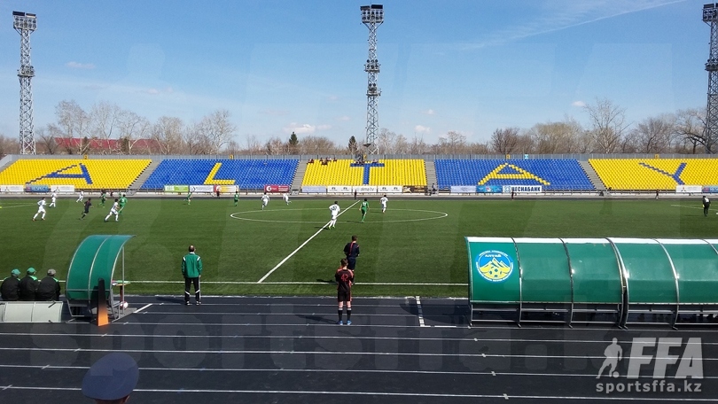 15.04.2017. Матч открытия сезона в Усть-Каменогорске. На трибунах яблоку упасть некуда. Футбольный праздник... Фото автора