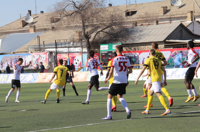 08.04.2017. КАЙСАР – ТОБОЛ 0:0. Атакуют хозяева (в белой форме). Фото пресс-службы ФК 