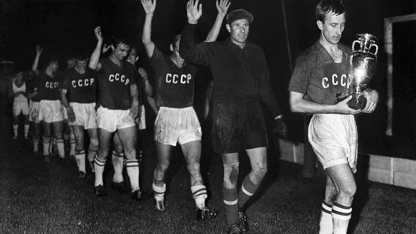 1960 год. Сборная СССР с Кубком Европы. Фото L'Équipe