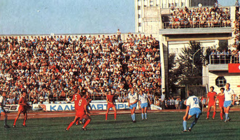 20.08.1987. Чемпионат СССР. КАЙРАТ – ДИНАМО (Киев) 1:1. Трибуны забиты под завязку. Фото из архива автора