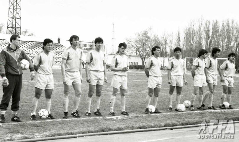 Сборная Казахстана образца 1992 года. Фото из архива Жениса КОЖАМКУЛОВА