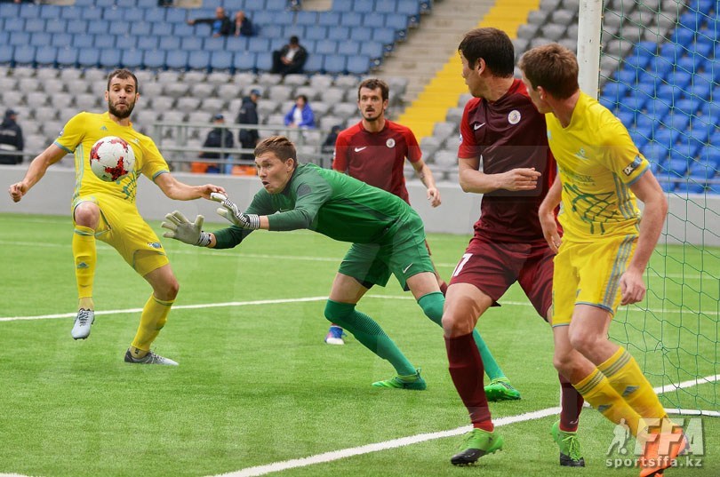 09.09.2018. АСТАНА – КЫЗЫЛЖАР 2:0. Страж ворот петропавловцев Антон ЦИРИН очень старался, но хозяева при активном участии Марина ТОМАСОВА (крайний справа) всё же дожали гостей. Фото Владимира ШАПОВАЛОВА