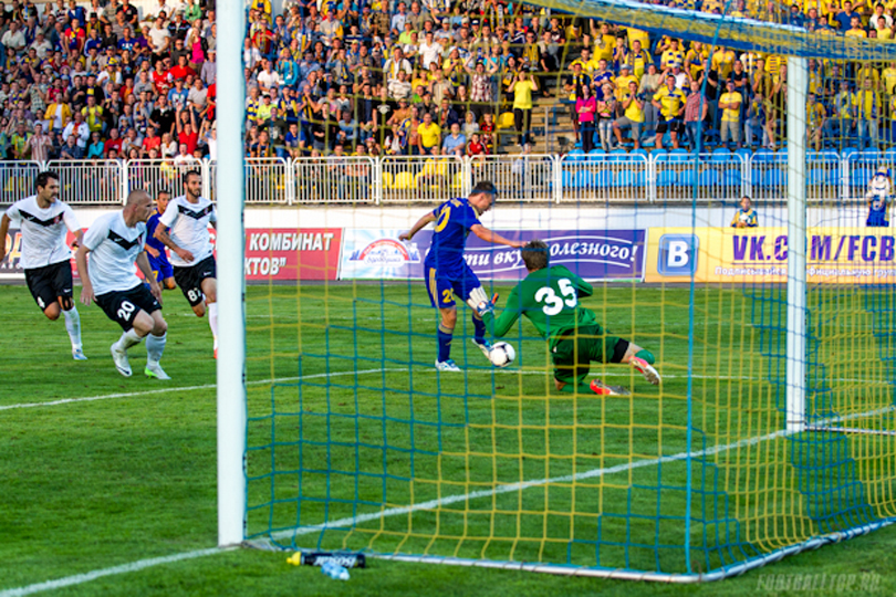 16.07.2013. Квалификация Лиги чемпионов. БАТЭ – Шахтёр 0:1. Острый момент у ворот Александра МОКИНА. Фото footballtop.ru