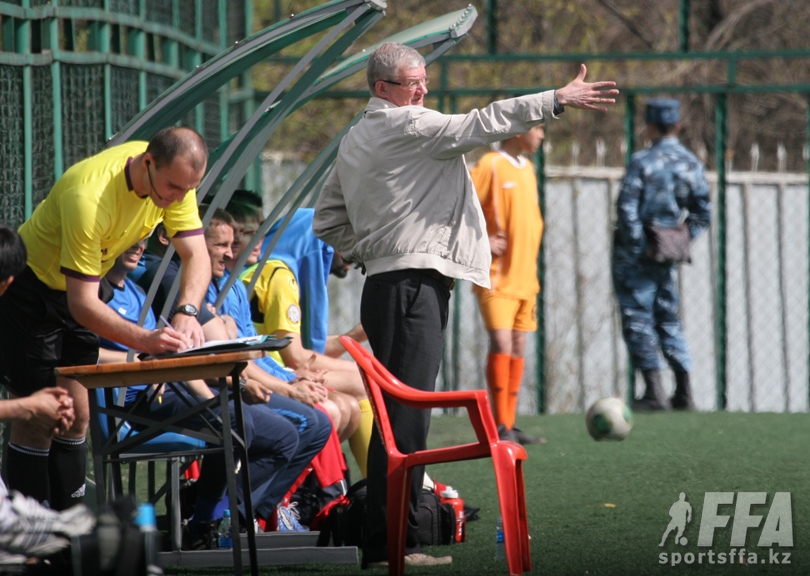 Владимир ФОМИЧЁВ руководит действиями своих подопечных. Фото Эдуарда ГАВРИША