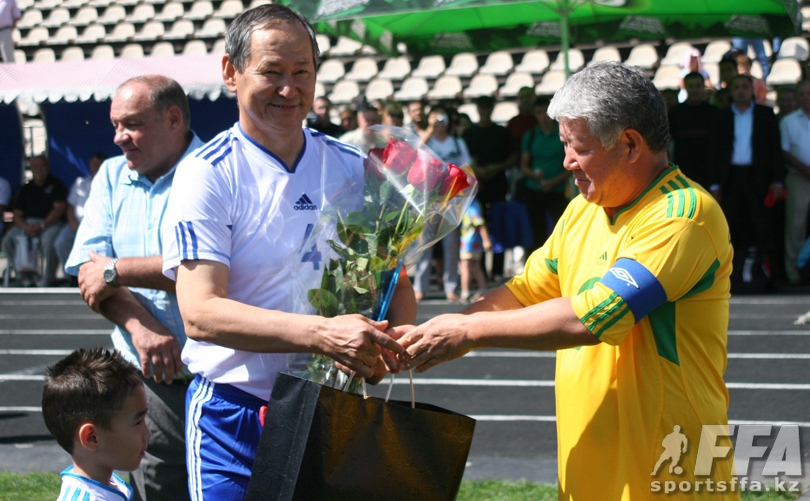 2010 год. 60-летний юбилей Сеильды БАЙШАКОВА. Поздравления от акима Алматы Ахметжана ЕСИМОВА. Фото Эдуарда ГАВРИША 