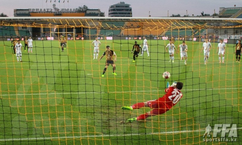 23.07.2017. КАЙРАТ – АТЫРАУ 1:1. Капитан гостей Андрей ПАСЕЧЕНКО парирует пенальти в исполнении капитана хозяев Бауыржана ИСЛАМХАНА. Фото Эдуарда ГАВРИША