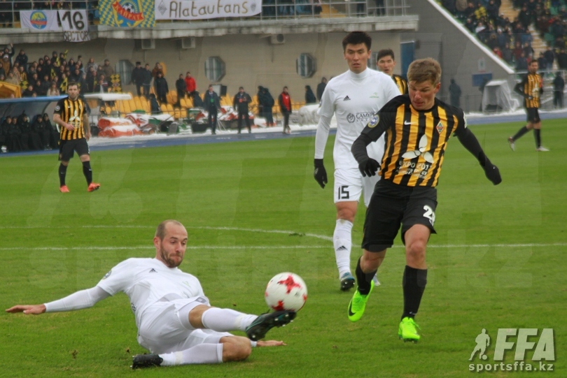 4.03.2017. Суперкубок Казахстана. КАЙРАТ – АСТАНА 2:0. Новобранец чемпионов Иван МАЕВСКИЙ в подкате лишает мяча Андрея АРШАВИНА. Фото Эдуарда ГАВРИША