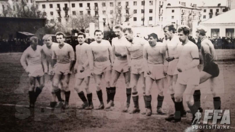 ТОРПЕДО (Усть-Каменогорск) 60-х. Пятый слева – Аркадий ГОЛОВИН. Фото из семейного архива
