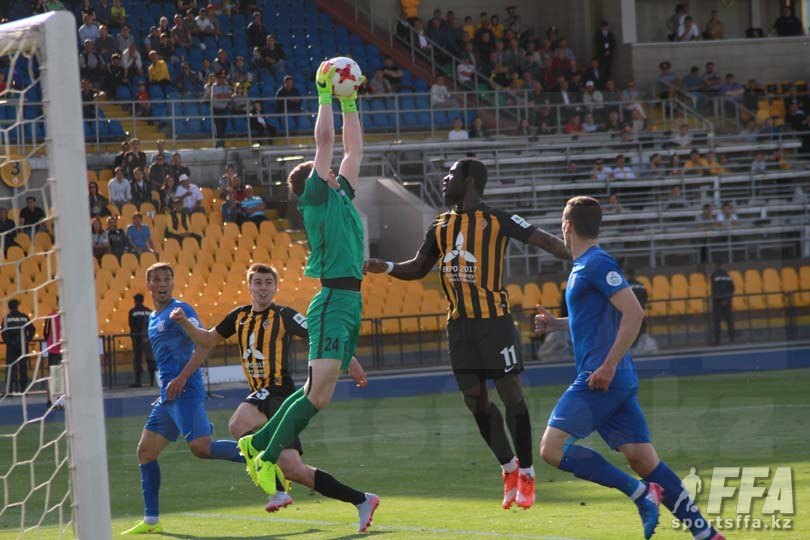 20.05.2017. КАЙРАТ – ТАРАЗ 4:0. Острый момент у ворот гостей (в синей форме). Фото Эдуарда ГАВРИША