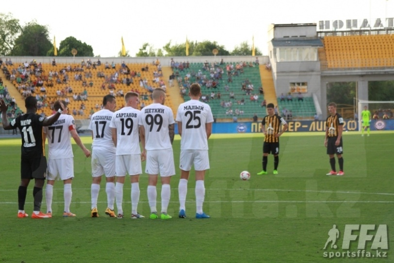 17.06.2017. КАЙРАТ – ТОБОЛ 2:0. В матче с костанайцами Андрей АРШАВИН (28) заработал 11-метровый, который реализовал капитан команды Бауыржан ИСЛАМХАН (9). Фото Эдуарда ГАВРИША