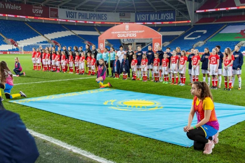 Церемониал перед отборочным матчем женского ЧМ-2019 Уэльс – Казахстан. Фото Мэтью ЛОФТХАУСА