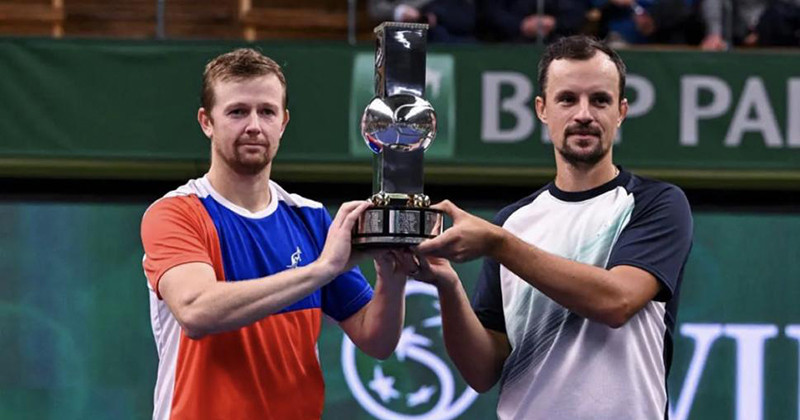 Андрей ГОЛУБЕВ и Денис МОЛЧАНОВ с главным трофеем турнира ATP-250 в Стокгольме. Фото пресс-службы турнира