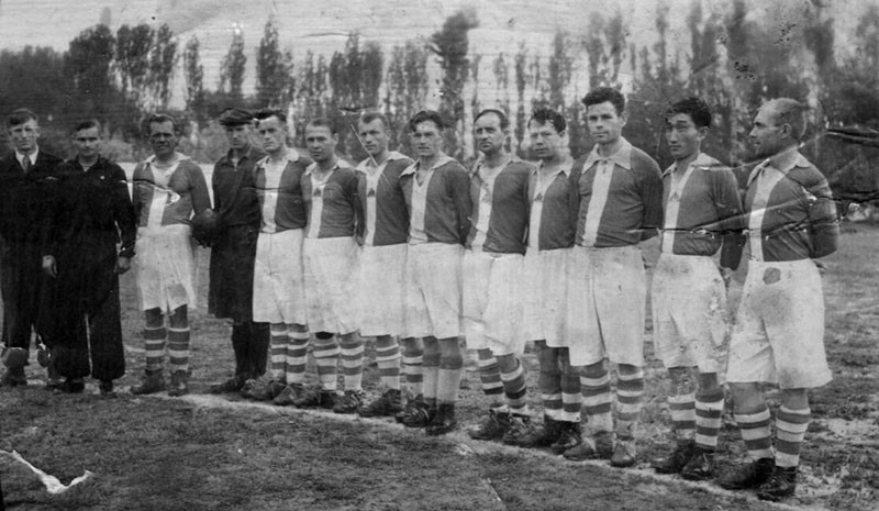 18.05.1947. ЛОКОМОТИВ (Джамбул). Третий справа – Алексей МОСКАЛЁВ. Фото из архива автора