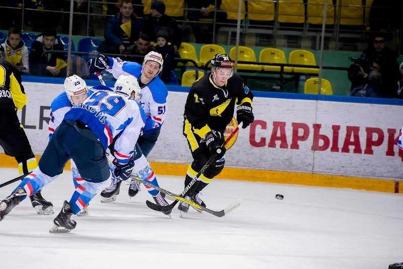 29.12.2019. ВХЛ. САРЫАРКА – ЦСК ВВС 3:0. В атаке карагандинцы (в чёрной форме). Фото пресс-службы ХК 